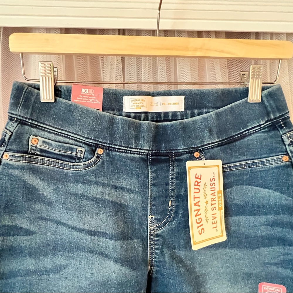 Signature Levi’s Strauss put on skinny size 6L